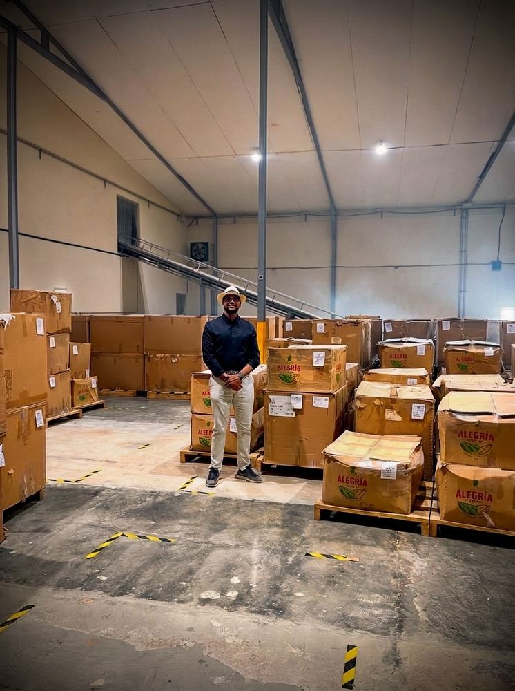 Equipo de A.M. Sky Logistics en bodega, junto a carga de agroindustria lista para embarque